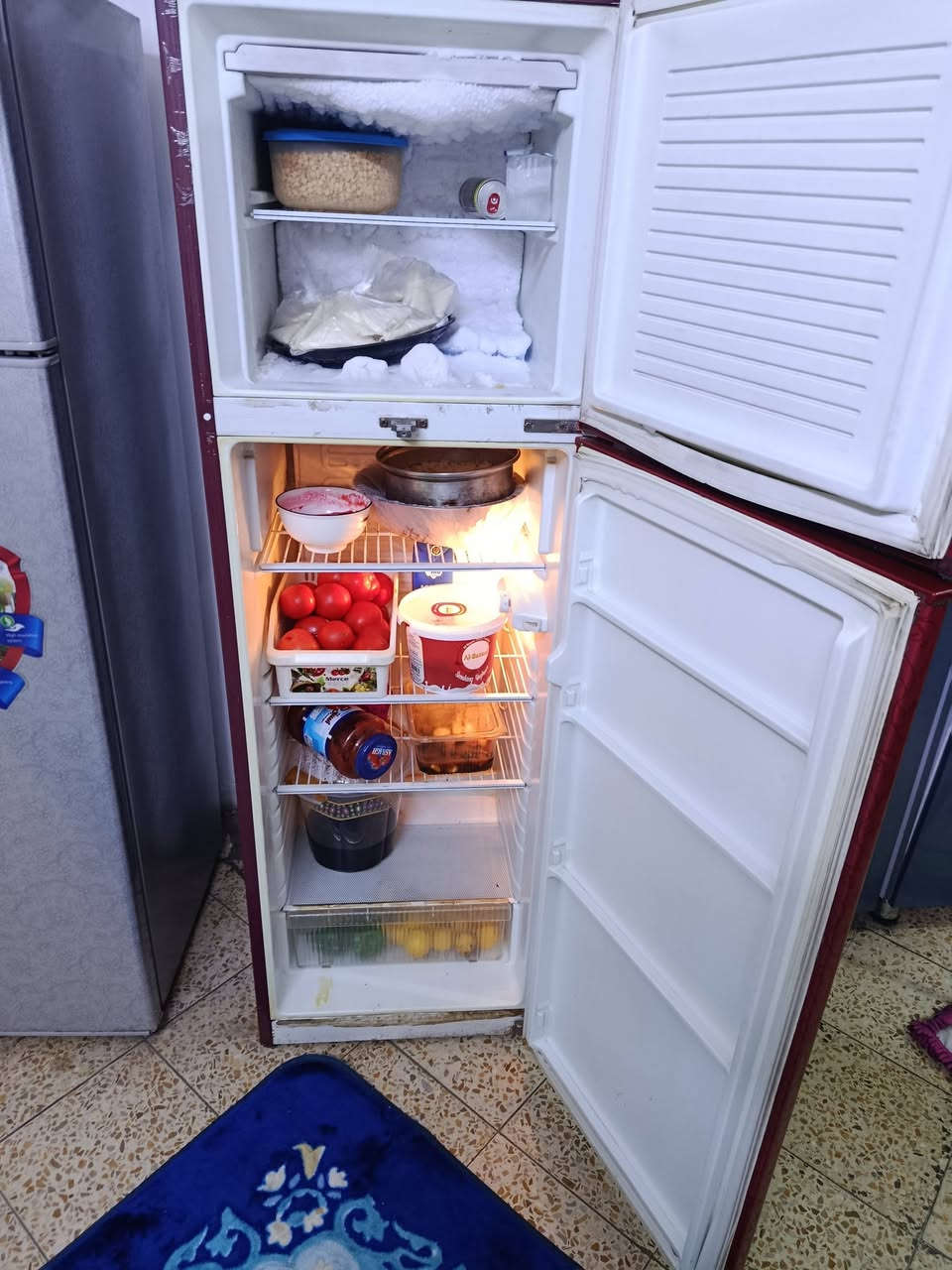 ثلاجه للبيع بسعر 150وبيها مجال نضيفه مكان حي العامل للاستفسار ***********
