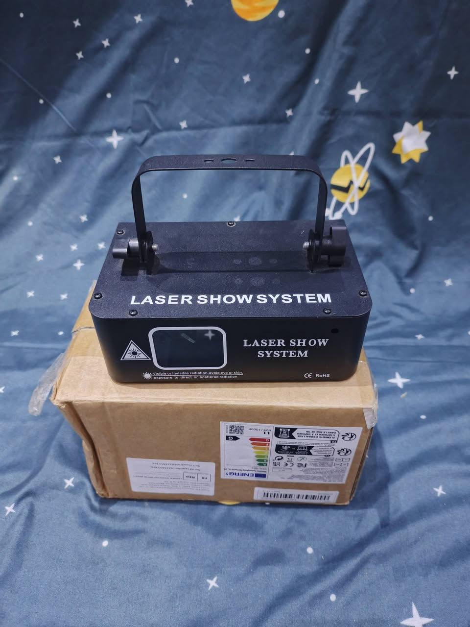 وهو جهاز ،Laser Show System هاي جهاز لیزر مخصص للمؤثرات الضوئية يستخدم بالأعراس، أعياد الميلاد

الكافيهات، والمطاعم - يعمل على الكهرباء مباشرة. الطاقة AC

90-240، يعني يشتغل على كهرباء العراق مباشرة.

مروحة تبريد داخلية حتى يبرد أثناء التشغيل.

شاشة LED مع أزرار (Menu / Up / Down / Enter) للتحكم بالإعدادات.

منفذي (DMX512 IN / OUT ، وهذا يعني تكدر تربطه مع

کونترول DMX وتتحكم بيه باحتراف بالحفلات.

السعر 30 الف)

توجد خدمة توصيل 

للحجز والاستفسار ***********
