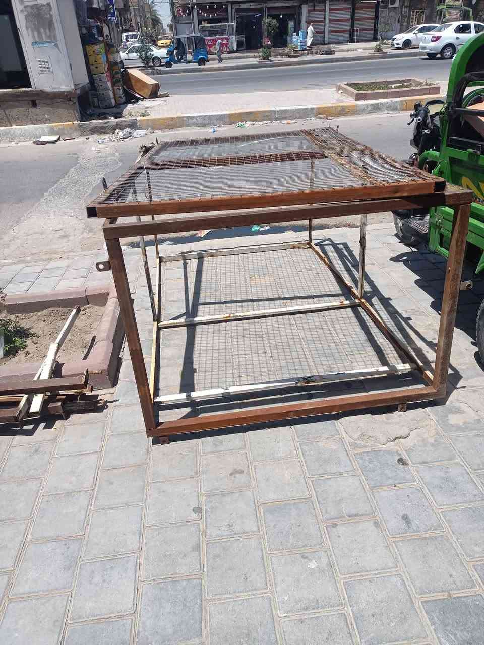 قفص للبيع مال عارضه ثنائيه مدينت صدر شارع فلاح سعر 75 بي مجال رقم ***********
