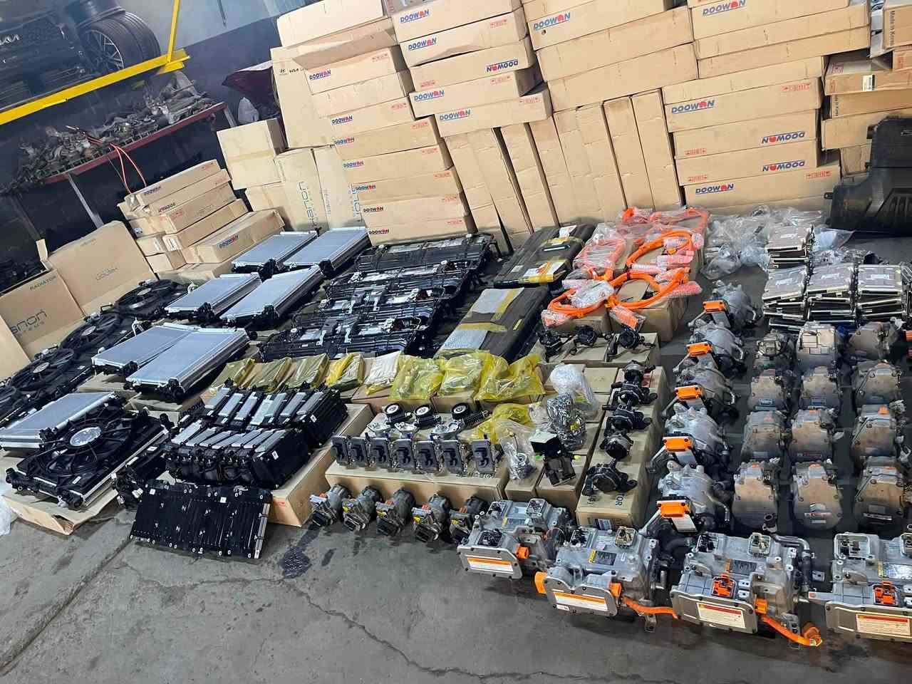 🔧 قطع غيار سورنتو الهايبرد متوفرة الآن في عالم الهايبرد 🚗
نوفر لكم مجموعة واسعة من قطع غيار Kia Sorento Hybrid الأصلية وبجودة عالية، لتضمن أفضل أداء واعتمادية لسيارتك.

✅ قطع أصلية ومفحوصة
✅ أسعار منافسة
✅ توفر مستمر لأهم القطع
✅ خبرة متخصصة بصيانة وقطع غيار سيارات الهايبرد

للتواصل ***********
للتواصل ***********
العنوان : صناعي البياع الشارع السابع
