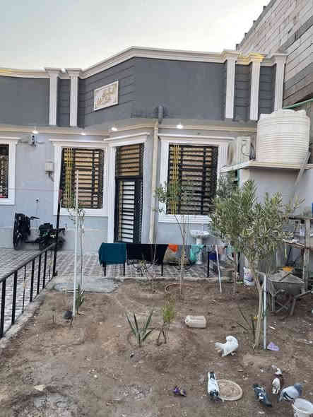 دار للبيع مساحة ٣٠٠متر مكاني شط العرب الجزيره شارع اليوبه يحتوي على ثلاثة غرف نوم صاله وستقبال صحيات داخل وخارج اي استفسار اتصل🗣📲📞 *********** البصرة
