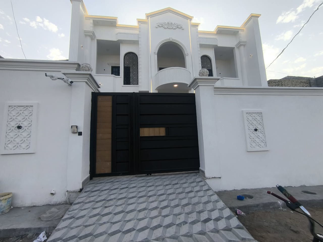 السلام عليكم
دار للبيع لزمه داخل مرتسم ومرقم العنوان الخالديه حي الشهداء قرب فراس المضمد ابو سيف
مساحه ٣٣٤
 طابقين بناء حجر درجة اولى تجي وشوف بعينك 
 مكون من ٥ غرف نوم 
صاله عدد ٢
 استقبال
مدخل 
مطبخ 
ومطبخ خارجي
مجاميع صحيه عدد٣
بناءً حديث ٢٠٢٥ كامل من كل شي مابي اي نقص 
شارع ١٢ متر  كامل خدمات 
للاستفسار الاتصال ***********
