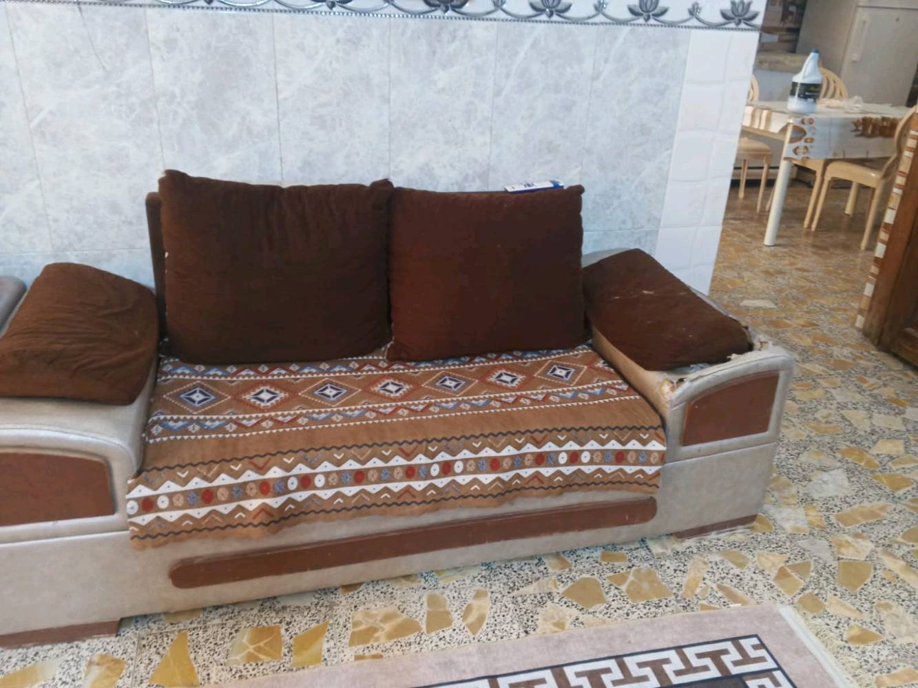 تخم عشر مقاعد لون جوزي ضرر بالمقعد ابو نفرين كسر باليده السعر 150وبي مجال الاتصال فقط واتساب عنوان بغداد الزعفرانية تجي تستلمه من البيت