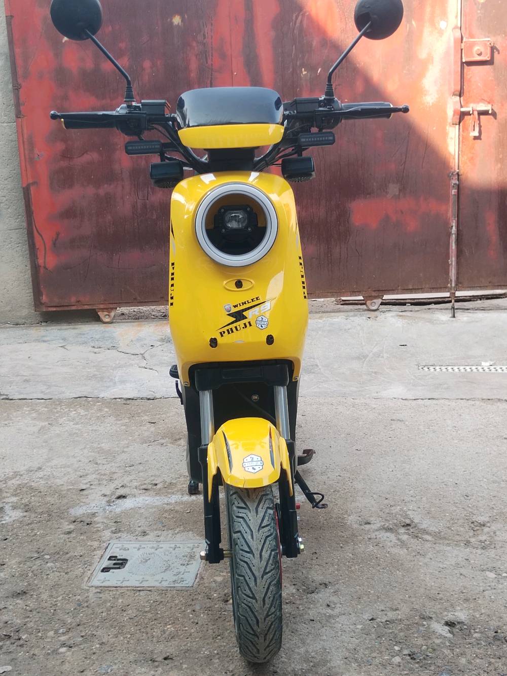 دراجة كهربائية صفراء اللون، موديل R9 من شركة Winlee، بحالة ممتازة. تتميز بتصميم عصري ومريح يناسب جميع الاستخدامات. الدراجة جاهزة للقيادة وتوفر قيادة سلسة واقتصادية في استهلاك الطاقة.