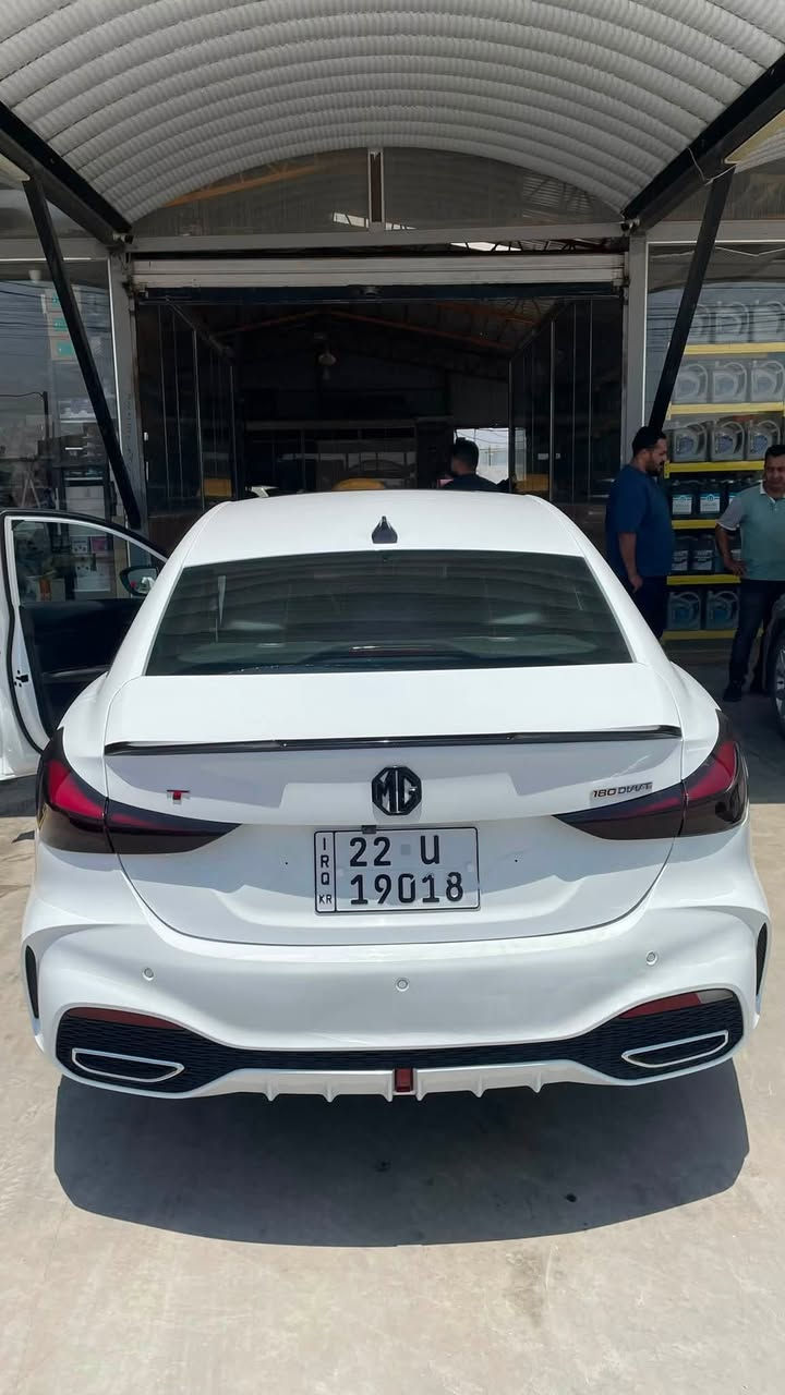 السلام عليكم 
MG GT 2025 
السيارة فول مواصفات 
محرك السيارة 4 سلندر  1500 تنفس طبيعي 
بانوراما
شاشة فول تحكم 
5 كاميرات 360 درجة
حساس خلفي 
مرايات كهربائية 
دخول ذكي 
تشغيل بصمة
تثبيت سرعة 
إضاءة LED أمامية وخلفية
كشنات جلد 
الخ…
السيارة ماشية 22 الف كيلو 
السيارة بيها طخة بسيطة (شبر بارد جاملخ خلفي جهة يمنى)
هزة جديدة 
السيارة باسمي تحويل مباشر 
السعر؛ 120$ وبيها مجال بسيط 
للتواصل :***********
