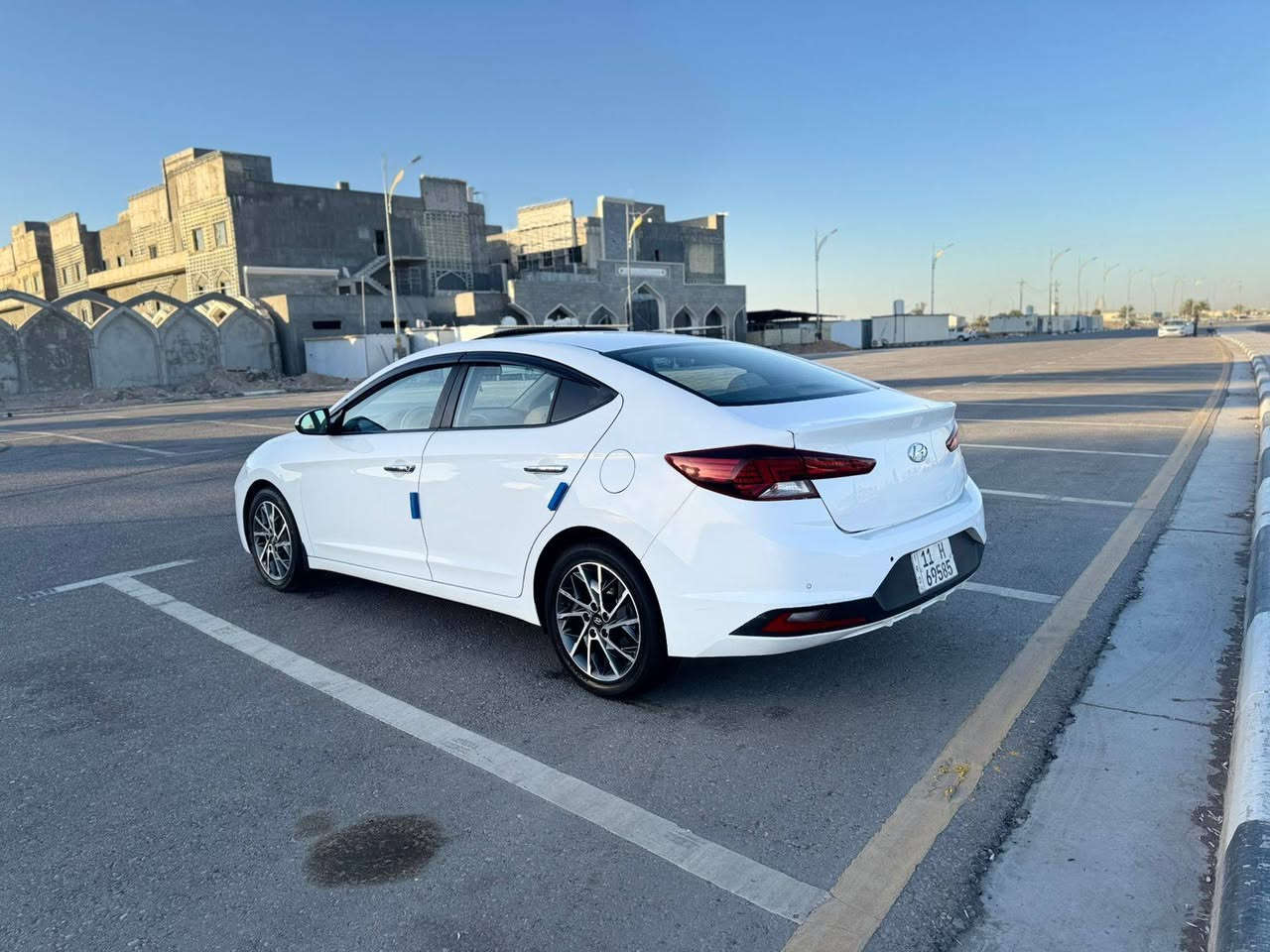 السلام عليكم للبيع هونداي النتر مديل 2020 وارد خليجي بيه جاملغ خلفي جهت اليسره فقط السياره فول مواصفات وحد عله واحد الموصفات فتحه صقف تحكم استيرن اشاير مري شاشه كبيره كمره دواره حساسات خلفيه بيه هواي مواصفات مكينه كير حداديه تخم تاير تبريد ثلج السعر 138 مكان السياره كربلاء الستفسار اكثر عل رقم ***********
