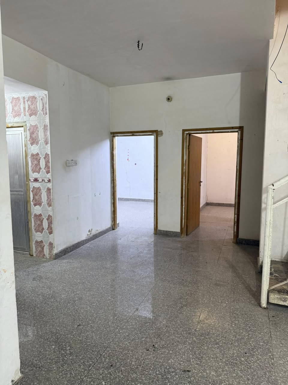 بيت للايجار 
يتكون من :- غرفتين نوم و صالة واستقبال ومطبخ و صحيات
سعر الايجار 325 الف للعائلة الصغيره رجاءاً 
الموقع شارع ام البنين/ مقابل صيدلية القرية العالمية
للاستفسار الاتصال على الرقم
***********
***********
