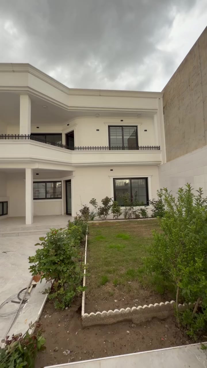 منزل للبيع فى اربيل موقع مميز 
المساحه ٢٥٠ م طاپو بيت طابقين 
يتكون ٤ غرفه نوم على شارع ١٥ م 
دخل شهرى ٤٥٠ الف دينار
بسعر كاع//٧ دفترو ٥٠ ورقه و مجال
اتواصل واتساب *********** 📱
