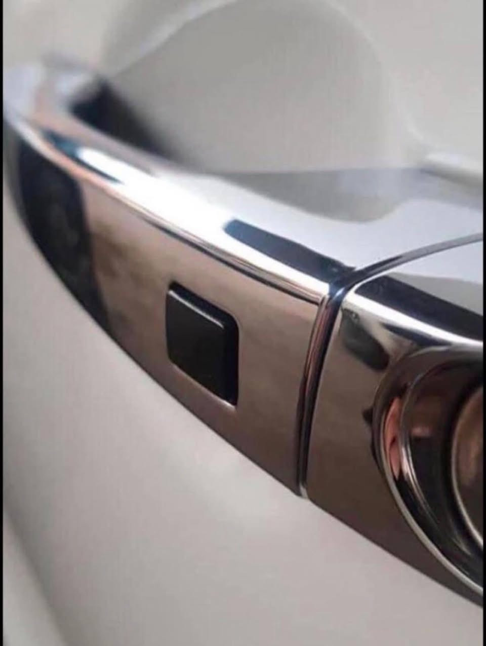 سلام عليكم توكسان موديل ٢٠ ماشيه ٩٠ الف وقابل لزياده مواصفات حساسات بادعاميه كامره امامي خلفي مرايات شفط وبصمه تشغيل وبصمه باب ٣ أنظمة قياده وتثبيت سرعه السياره خير من الله انطيك بشرط محرك وكير وتبريد ثلج السياره بيه تبديل باب وجاملغ وبيه جم رصعه هزه وسنويه ورقم جديد بسمي تحويل ثاني يوم بشرط لا غرامات ولاشي للاستفسار *********** السعر ١٧٥ بيه مجال
