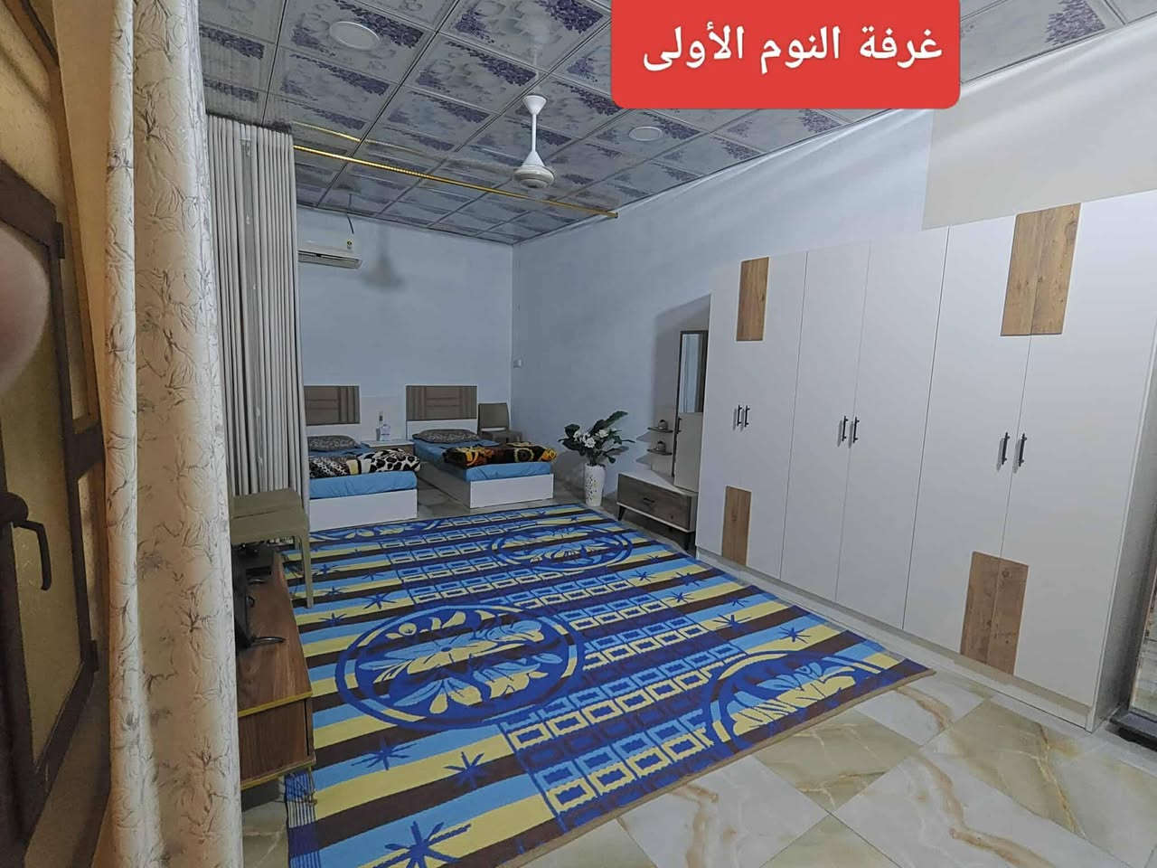 دار للبيع ابو صخير منطقة الزوية المساحة 170متر  .
يحتوي على غرفتين نوم وصاله ومطبخ وحمام واستقبال وتخاريج 
للاستفسار مراجعة مكتب الق السراج للعقار قرب مول سالم الواقع في حي الزهراء.او الاتصال بنا على الارقام التاليه 
***********
***********
