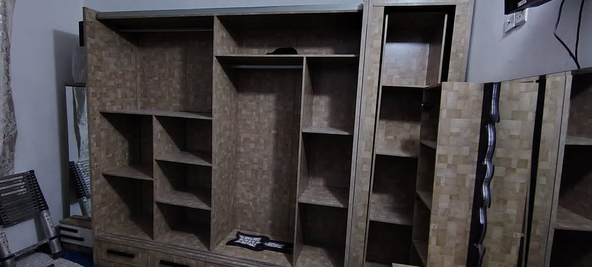 السلام عليكم غرفه تركيه نضافه 75%كامله كنتور كامل بيبان سلايت موجودات جربايه كومدي ميز مرايه و مخزن و زاويه كامله متوازي عل بيعه قيم واخذ ***********
