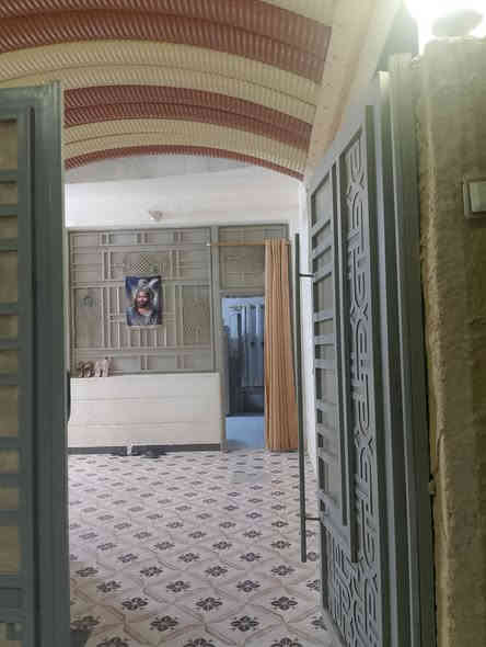 السلام عليكم 
بيت طابو اسهم مع وصل تطويب 
المساحة 200 متر طابق واحد 
يتكون من غرفتين وصالة ومبطخ وديوانية
مناور ثنين صحيات داخلية وخارجية مع مخزن 4×5في السطح
خدمات ماء كهرباء مجاري 

العنوان الناصرية شارع السفينة شارع الزهراء 
السعر (180)
رقم الهاتف:***********
