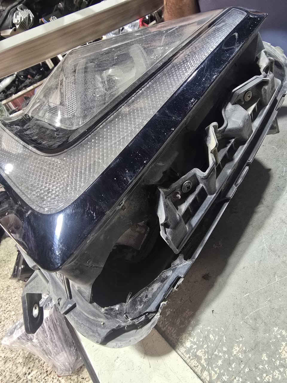 لايت امامي كيا سبورتج اصلي بلادي يرهم ع موديل من ٢٢ الى ٢٥ جهه السائق بي هذا الكسر من الداخل وعاطل اللد مالته فقط ويشتغل عالي ناصي واشارة كلها شغالة رايدة ب١٥٠ الف الي يفيده يتصل ***********  مكاني بغداد البياع
