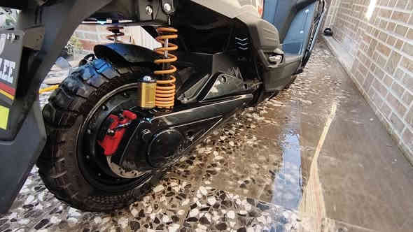 دراجه شحن اباتشي 
ملف ٢٠٠٠ 
٦ بطاريات كبار مسطرة ٧٢ فولت
السرعه ٩٩ بالشاشه 
بالسرعه ٤ نمر  وبيها زر TCS
لايت فول LED  عالي ناصي رماش
البطاريات حاله جيده مابيهن اي مشكله 
الدراجه على أيدي ماخذها جديده
بيها دبل اشاره و رجوع على البك R 
بلوتوث اضافه الى بصمه تشغيل عن بعد
بيها بوكس و خوذه موضحه بالصوره
الدراجه كلش خدمه بس سبب البيع محتاج فلوس اخذ سياره 
 💵 السعر مليون دينار 💵
العنوان الشعب رقم الهاتف ***********
