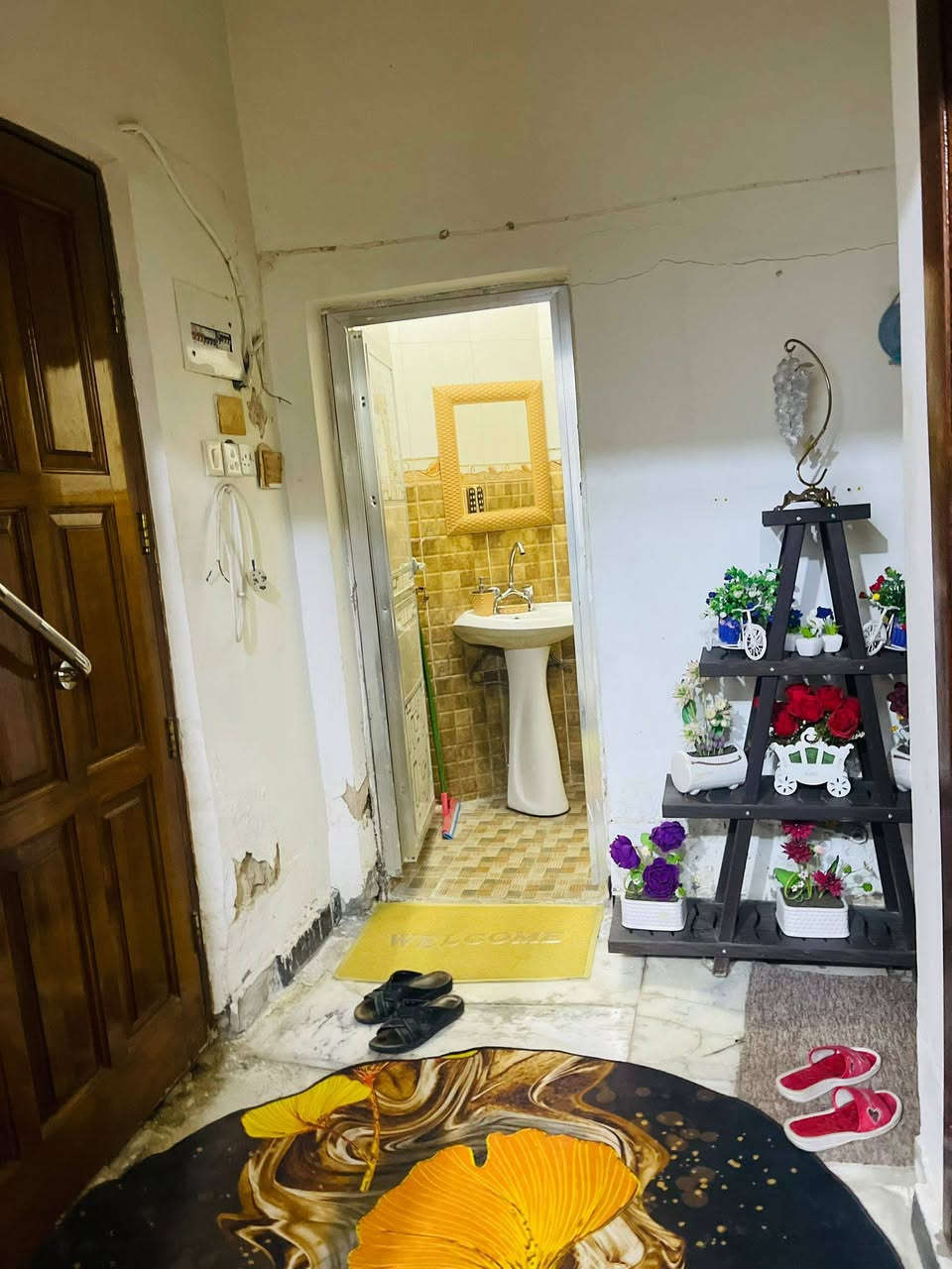 🏡 #للبيع #دار_سكني بموقع ممتاز 
📍 #الموقع: #شارع_الحسينية(ثالث بيت عن الشارع الرئيسي)
✨ #المواصفات:
▫️ المساحة: 300 م² (15م × 20 م)
▫️ طابو ملك صرف 
▫️يصلح للسكن او تفليش 
▫️ بناء سنة 2004 
..........
🔹 الطابق الأرضي:
_ طارمه 
_ حديقه 
_ صاله 
_ غرفه نوم 
_ مطبخ حار وبارد 
_ كلدور 
_ مجمع صحيات
🔹 *الطابق العلوي:
_ ٣ غرف نوم 
_ هول 
_ مجمع صحيات 
_ سطح

📞 للاستفسار والمعاينة: 
الاتصال على الارقام :
***********☎️ واتساب
او مراجعة المكتب 
الحلة _ الكرامة الشارع المشجر مجاور اسواق المطار 1 
✅ نستقبل جميع عروضكم السكنية 🏠 والتجارية 🏡 بكافة مناطق الحلة 
……………………………
