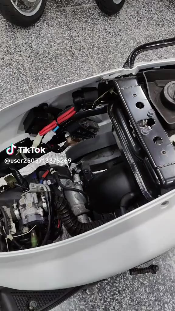 السلام عليكم دراجه رمبه صالحه سبعه ايام جديده مزاد عنوان بغداد حي البتول *********** على وضع الشركه  ملعوب بيها ممشي 22 كيلو
