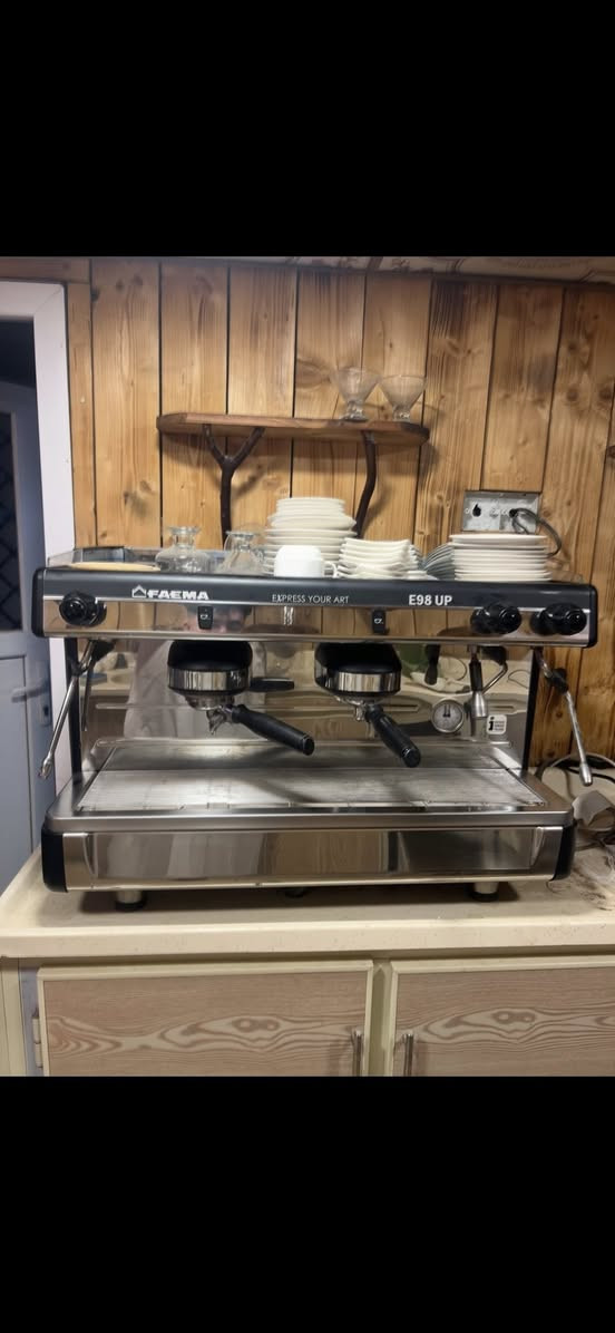 لسلام عليكم جهاز بارستا صناعه ايطالي اصلي مستخدم ٣ تشهر بعده جهاز جديد سعر خاص اللاستفسار ***********
