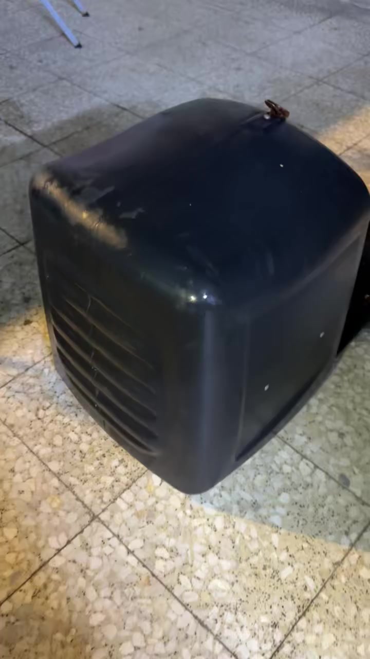 سلام عليكم صدوك دليفري لبيع اخو جديد ستعمال قليل كلش سبوع لون اسود سعر ٥٠ وبي مجال لطيبين مكاني البصره جمعيت اسكان المواني شارع الميثاق رقم الهاتف ***********
