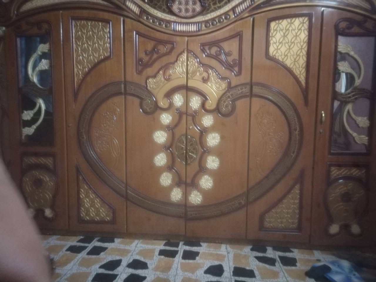 غرفة اخشاب بية ظرر قليل يعني جام يدات. جرباية مكسورة شراي يتصل بية ***********
