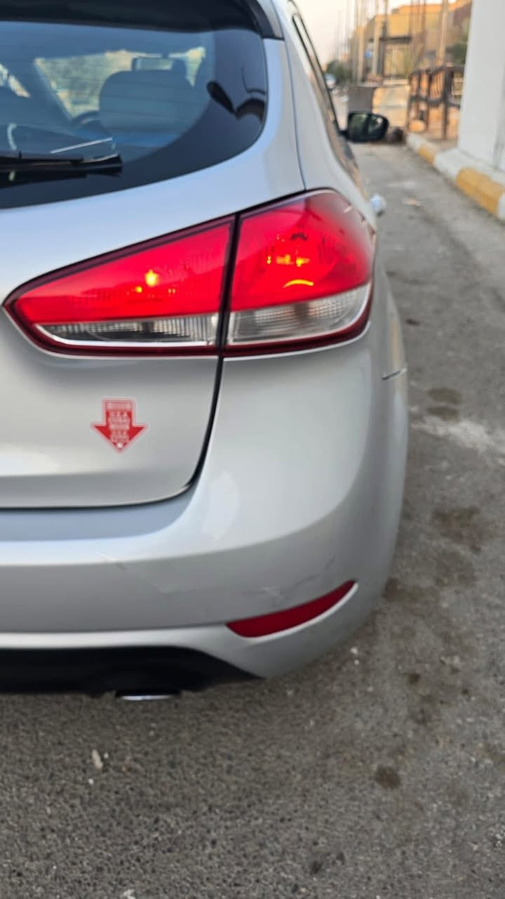 السلام عليكم
كيا فورتي موديل 17 حره 
امريكي مكينه 2000 دوش المرغوب 
الضرر جاملغ ايمن مبدل وتصليح طرف البنيد 
بدون دواخل 
السعر 105 وبيها مجال 
الشراي يتصل ***********
