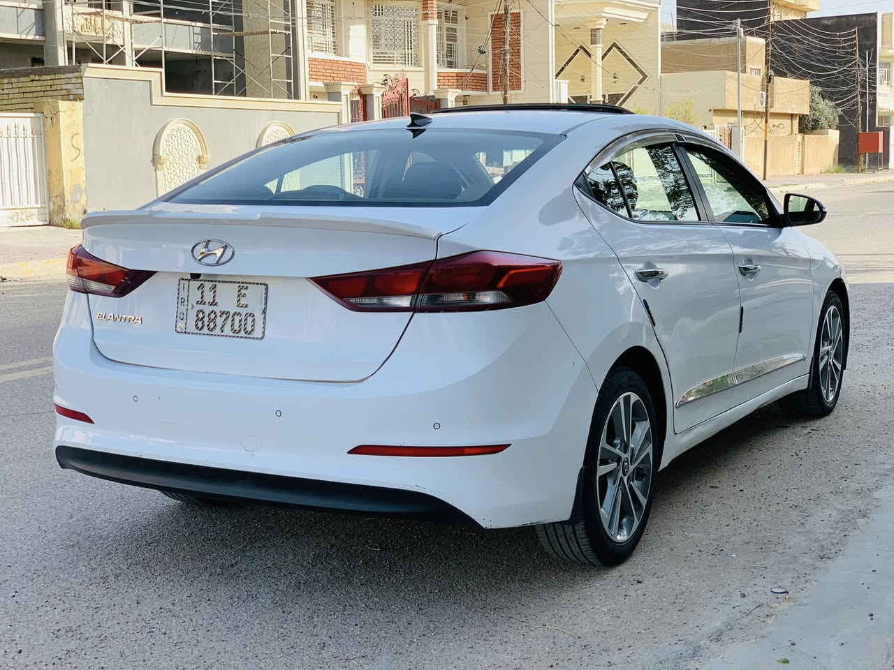 السلام عليكم 
—————————-
النترا 2018 سوبر فول خليجي 
رقم بغداد هزه وسنوية ورقام كلة جديد 
———————————————————
مواصفات 
١- فتحة 
٢- تبريد قطعتين 
٣- ويل كب ١٨ 
٤- مري شفط + اشايره 
٥- شاشة كبيرة + كاميرا 
٦- محرك ٢٠٠٠ دوش 
٧- حساس خلفي 
————————————————————————-
سياره جاهزه من كلشي مكينه وكير وصدر وتبريد على وضع الشركة ماشية ٩٥ الف كم على إيد وحده 
بية صبغ قطعة وحده فقط باب خلفي الباقي مكفول بدون بارد 
—————————————————————————
مكانه :- بغداد 
السعر :- 147 
***********
