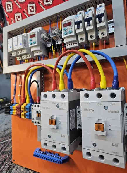 الحمد لله دائما وأبدا ...
اكمال بورد سيطرة ٣ مراحل ...

Ls korea ...

تم نقل الكنترول الى مكان العمل ....

القدرة للسيطرة الكهربائية  
***********
