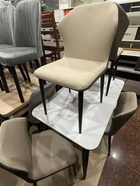 ميز طعام مرمر • ٤ كراسي جلد • تكريت الزهور