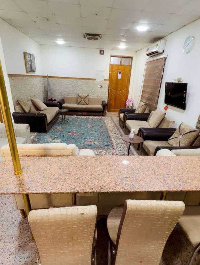 ( شقه مؤثثة أرضي للأيجار - البراضعية )
- قرب كلية الطب 
العنوان :  البراضعية📍
المساحه :  90  م  
- غرف منام 2
- ⁠صحيات 
- ⁠أثاث كامل 
- ⁠أرضيه ضمن بنايه

سعر الأيجار :   مليون وربع   🔴 
--------------------------------
تصلح لسكن العوائل او سكن طالبات 

للتواصل : 
***********
*********** 
***********
