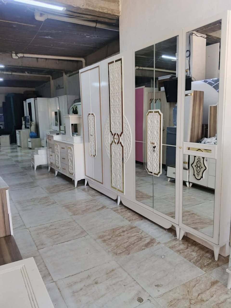 غرفة نوم تركي 10قطع شرط نظيف سعر 750يوجد لدينا توصيل داخل كركوك والأطراف وتدللون علينة اليحب يحجز تواصل خاص او واتساب ***********
