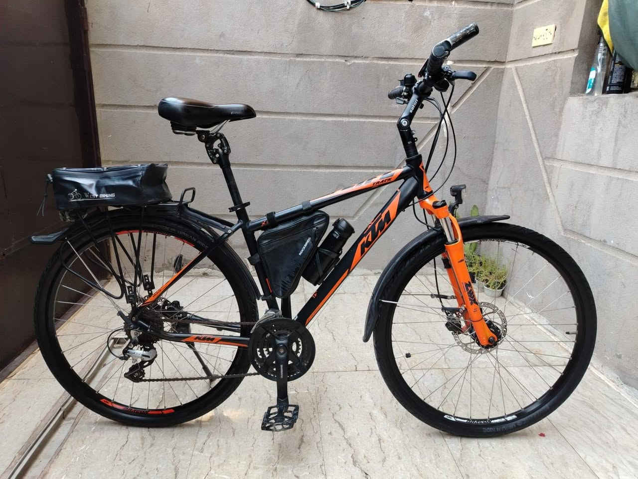 سلام عليكم
مره خصتك الادمن المحترم. 

للبيع: بايسكل KTM Life Track أصلي (وارد أوروبي🇦🇹 )

​السلام عليكم شباب.. للبيع بايسكل KTM موديل لايف تراك، الغني عن التعريف. الحجم 28، البايسكل بنظافة ممتازة وملحقات كاملة وجاهز من كلشي (أقفل واطلع بي قبل).

​المواصفات والترتيبات:

​الإطار والتدشين: شغال بلادي، حجم التاير ممتاز للمدينة والمسافات.

​المساعدات الأمامية: سـنـتـور (SR Suntour) بيها قفل تحكم للسرعة والصعدات (Speed Lock) شغال 100% ومدهن جديد وحركته ناعمة.

​العداد: يجي وياه عداد السرعة والمسافة ماله البلادي KTM W7.

​الملحقات الجاهزة: مقعد طبي مريح جداً (بيه جمبينات لامتصاص الصدمات)، حقيبة وسطية (مثلث)، وحقيبة خلفية ضد الماي ماركة West Biking مثبتة على حمالة غراض بلادية.

​البريكات والـ Gear: منظومة شيمانو الأصلية، بريكات ديسك أمامية وخلفية استجابة سريعة.

السعر [ 600 ] الف وبي مجال

مكاني بغداد حي أور ال600 مجاور جامع الفردوس

رقم الهاتف : ***********
