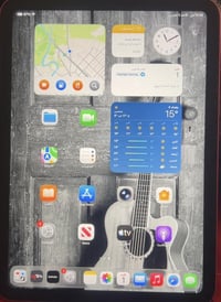 ايباد ١٠ للبيع الجهاز نضيف كلش ذاكرة ٢٥٦    السعر ٣٠٠ وبيه مجال بسيط 0...