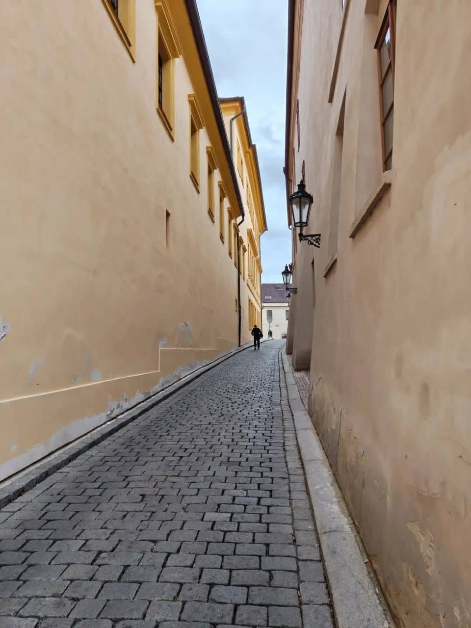 اشوف هواي نشر عن OnePlus 15 وراح اجوابكم 
بعد دمج الخبرات رسمياً مع أوبو (Oppo)، ون بلس ترجع بجهاز يكسر التوقعات، خصوصاً في البطارية وقوة المعالجة.
✨ أهم المواصفات التقنية:
• ⚡ المعالج الأقوى: يأتي بمعالج Snapdragon 8 Elite (Gen 5) بتقنية 3 نانومتر، أداء جبار للألعاب الثقيلة والذكاء الاصطناعي.
• 📸 ثورة الكاميرات (لمسة Oppo): * نظام كاميرات ثلاثي، الكل بدقة 50 ميجابكسل.
• استخدام محرك الصور الجديد DetailMax Engine (بديل هاسلبلاد) لتقديم تفاصيل خرافية بالتعاون مع تقنيات أوبو.
• تصوير فيديو 4K بمعدل 120 إطار بتقنية Dolby Vision.
• 🔋 البطارية الخارقة: قفزة هائلة بسعة 7,300 مللي أمبير (Glacier Battery)، يعني الجهاز ينسيك الشحن ليومين بالاستخدام القوي.
• 🔌 سرعة الشحن: شحن سلكي صاروخي بقوة 120 واط (يشحن 100% خلال أقل من 40 دقيقة) وشحن لاسلكي 50 واط.
• 📱 الشاشة: من نوع LTPO AMOLED بحجم 6.78 إنش، تدعم تردد 165 هرتز (الأسلس في العالم حالياً) وسطوع عالي جداً تحت الشمس.
🛠️ مميزات إضافية:
• النظام: يعمل بواجهة OxygenOS 16 (مبنية على Android 16)، ذكاء اصطناعي متكامل مع Google Gemini.
• المتانة: حاصل على أعلى شهادات مقاومة الماء والغبار IP69K (يتحمل ضغط الماء والحرارة العالية).
• الذاكرة: يتوفر برام يبدأ من 12GB ويصل إلى 16GB، وتخزين يصل لـ 1 تيرابايت.

العلم الجهاز مضلوم اعلام وهواي فدوهات عربي واجنبي تسقط وماتحجي الحقيقه 

جرب بنفسك والسعر بل العراق 950 الف النسخه الصيني 

موجود عد كاكا ميران وشاومي بغداد  اكتب بل الفيس مي بغداد  وشتري منهم 

وموجود هاف فون و موجود برند فون كلهم بل العراق 

وكلشي متوفر عدهم الوسق وحافضات وصيانه


**إذا كنت صاحب هذا الإعلان وتريد حذفه لأي سبب، رجاءا أرسل رسالة إلى الدعم الفني**