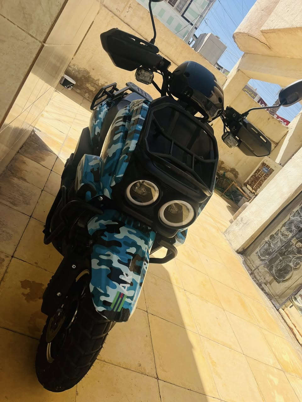 سلام عليكم للبيع ماطور شحن نوع الأباتشي ((الأخوين)) نضيف كلش فول لاتيات زنون عالي ناصي دبل إشاره لدات نهاريه خلفيه اماميه ٦ بطاريات شرط الفحص ٤ سرعات بعده حيل نضيف لون مميز سويجات بصمات كارتان السعر ٧٧٥ بي مجال (((مكان رمادي))) لاتصال***********

