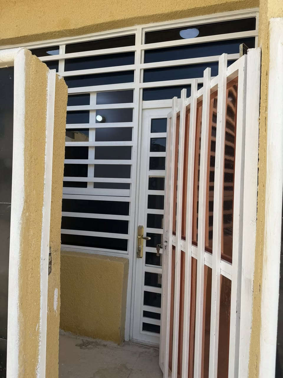 سلام عليكم بيت لبيع مساحه 50 متر بناء جديد تفاصيل بيت غرفه وحولي وستقبال وحمام وترك وصحيات خارجيه بناء 2026 طابوك جمهوري سعر بيت 33 وبي مجال ان شاء الله موقع البيت بغداد سبع البور منطقه 8 الف بقرب مدرسه مسجد أقصى قديمه وبقرب مكتبه ومنزه بلقيس ***********
