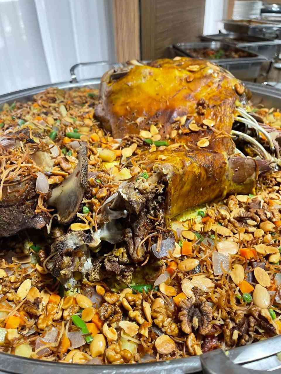 حملة احباب المصطفى للحج والعمرة ،رحلات إيمانية تنظيم عالي خدمات فندقية متنوعة الاولى على مستوى العراق.
وهذه وجبة طعام غذاء المعتمرين في فندق الإقامة بمكة المكرمة بوفيه مفتوح طبخ عراقي ١٠٠٪ والاكل للمعتمر حد الشبع من كافة الاصناف 
       المكتب الرئيسي الاعظمية 
           فرع الإسكندرية 
    ***********/***********
