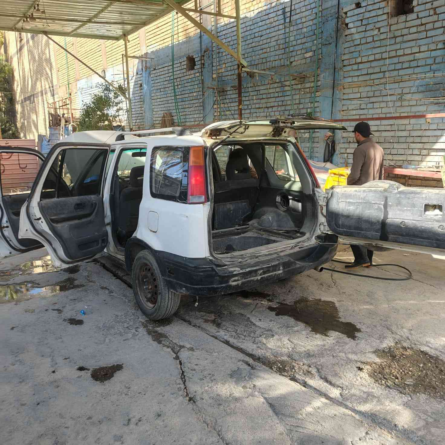 📣 للبيع: جيب هوندا CR-V (مكينة سوناتا 2.0)
​النوع: هوندا CR-V (جيب جيل أول).
​اللون: أبيض.
​الرقم: كربلاء خصوصي (ألماني جديد جاهز للتحويل).
​المكينة: محورة (هيونداي سوناتا 2.0) 
​الجير: أوتوماتيك (تعليق صف الستيرن)
​الحالة: نظيفة جداً داخلياً وخارجياً،  
​المكان: كربلاء المقدسة.
​السعر: 35 ورقة بيه مجال للشراي 
​الهاتف: ***********

