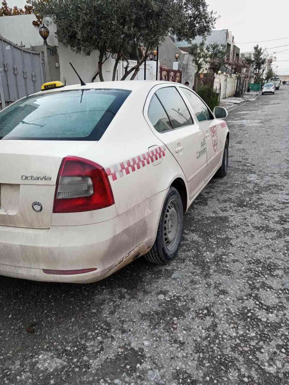 سکۆدا ٢٠١٣ تەکسی هەولێر
بێ بۆیاخ و لێدران 
 ڕەقەمو سەنەویو هەزەی نوێیە بەناوی خۆمانە
مەکینەی گۆڕاوە بۆ ٢٠ تی حادی مەکینە جیتە 
***********
دو پەلەی بچوکی لەسەر بۆنیت هەیە 
سحریش ٩٧ محامەلە أربيل, العراق
