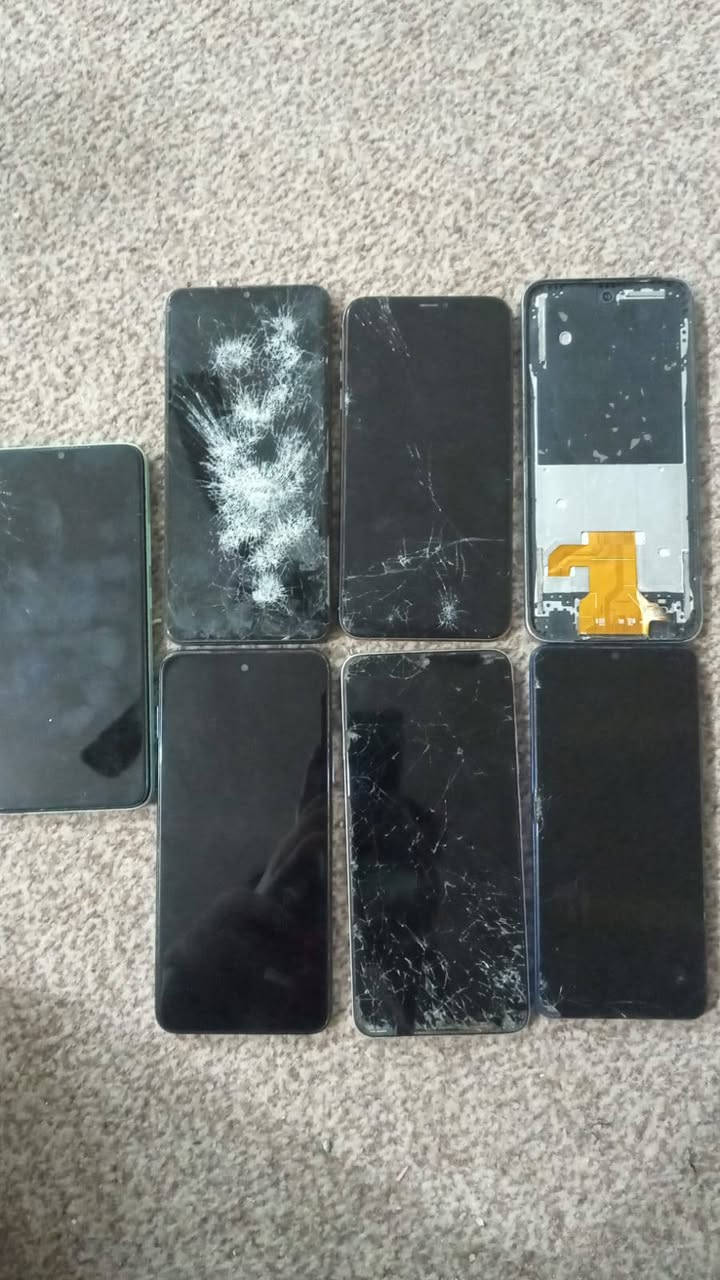 السلام عليكم
هاي الأجهزة ابيعهن على هاي الوضعيه احسن ولا تكلي يشتغل او لا وابيعهن كلهن شلع ما ابيع مفرد الي يريدهن يراسلني خاص 
سعر الجهاز 25 الف قفل 
مكاني بغداد جميلة ***********
