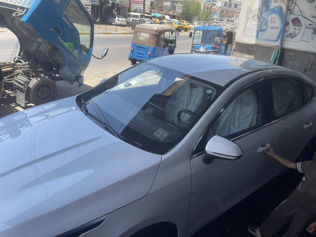 السلام عليكم عندي بيوايدي دستروير  موديل ٢٠٢٥ سياره جديده ماشيه ٦٠٠٠ كلي بس بيه طعجه مينه بل بيبان اثر طلبوك مضروبه سياره في غراضه كامله رقم ***********

