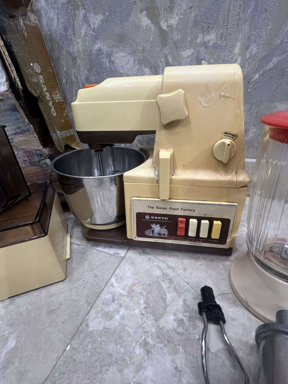 تحفة يابانيه
من سانيو اليابانية 

ست البيت استراد المنشأة العامة للاسواق المركزيه. 

1980  

عمليات متنوعه 

عجانه الكيك والمعجنات 

خفاقه 

مع قدر المنيوم 

مثرامة لحم 

عصاره فواكه 

خلاط مختلف انواع السوائل 

الكارتونه الاصليه معها. 

للاستفسار  خاص لطفا. @


**إذا كنت صاحب هذا الإعلان وتريد حذفه لأي سبب، رجاءا أرسل رسالة إلى الدعم الفني**