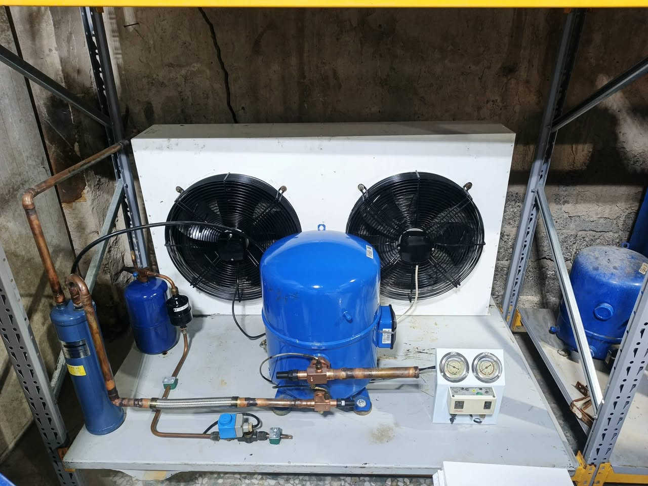 سلام عليكم لبيع جهاز تجميد وتبريد طن 8.5 جهاز نضافة عالية جدا بورد شنايدر فرنسي جهاز كامل عنواني بغداد الستفسار ***********
