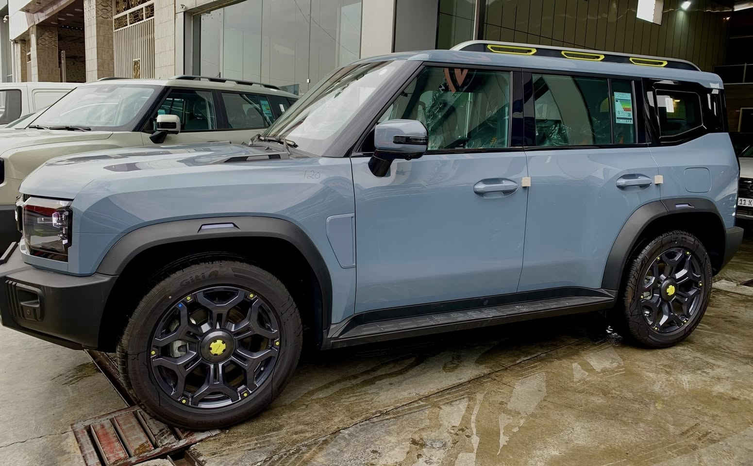 ⚜️ متوفر حاليا في معرض العماد ⚜️ 

جيتور T2 فئة لكشري موديل 2026

لون سمنتي داخل زيتوني و احزمة برتقالي 💎
️
🔹 محرك 2.0 لتر توربو
🔹 قوة حوالي 250 حصان ⚡
🔹 عزم دوران 390 نيوتن/متر 🔥
🔹 ناقل حركة أوتوماتيك 8 سرعات
🔹 دفع رباعي 4WD 🏔️

🛞 الهيكل والتصميم
🔸 تصميم قوي وجريء
🔸 ويل كب قياس 20 
🔸 ثبات عالي على الطرق السريعة والوعرة

🪑 الداخلية والتكنولوجيا
✨ شاشة عدادات رقمية
✨ شاشة وسطية كبيرة تدعم ابل كار & اندرويد اوتو
✨ نظام صوتي SONY 🎶
✨ شحن لاسلكي 📱
✨ مقاعد مريحة + خامات فاخرة

🛡️ أنظمة الأمان
✔️ التحكم بالثبات
✔️ مراقبة النقطة العمياء
✔️ تحذير مغادرة المسار
✔️ مكابح طوارئ أوتوماتيكية
✔️ حساسات + كاميرا 360° 🎥

🔧 ضمان لمدة 10 سنوات أو 1.000.000 كم 🪛

العنوان : بغداد / معارض البياع / مدخل المعارض الرئيسي / الشارع الوسط - معرض العماد 

المبيعات : *********** / الادارة : *********** 

#جيتور #Jetour_T2 #جيتور_T2 #لكجري_بلس #دفع_رباعي #سيارات_2026 #سيارات #سيارات_فخمة #عروض_السيارات #العراق 🇮🇶
