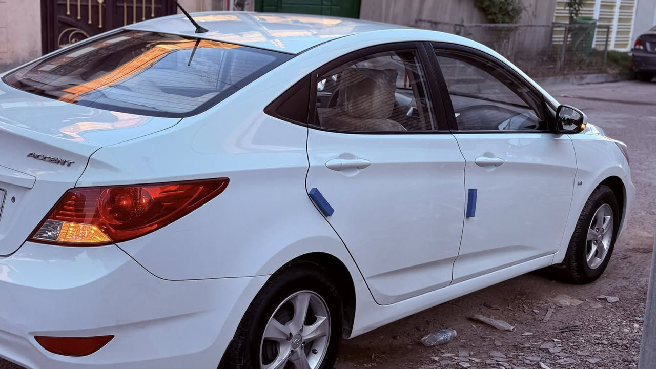 اكسنت خليجي ٢٠١٣ الشركه العامه مكفوله من الصبغ والضربه
محرك دوش ١٦٠٠ سياره نظيفه وجديده  صدر وتخم تاير وتبريد السياره ماشيه ١٠٧ حقيقي دك جرص ١٢٠ 
السعر ١٠٨ بيها مجال بسيط
رقمها بغداد بسمي في حي الاعلام
***********
