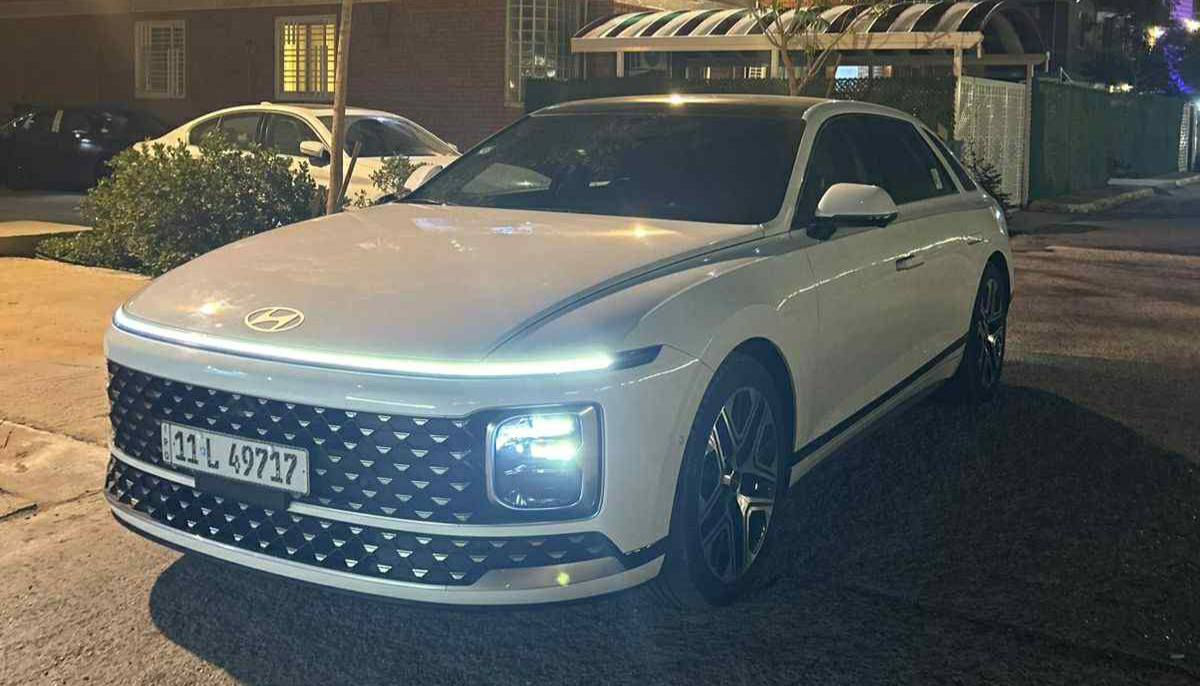 ازيره موديل 2024 خليجي 
مكفوله من الصبغ والبارد ماشيه 20 الف كيلو 
شركه القلم فول موصفات فتحه سقف بصمه تشغيل شاشه متصل صندوك كهرباء جلد كشنات كهرباء كشن حار بارد شفتات استيران توقف ذكية استيران كهرباء شاحن واير ليس لد امامي وخلفي مكينه 3500 6 سلندر تنفس طبيعي 4كامرات رادار امامي وجانبي ونقطه عمياء يدات الخارجيه ترحيب ولمس هواي بيها بعد موصفات 
مكاني بغداد شارع فلسطين
 الرقم ***********
