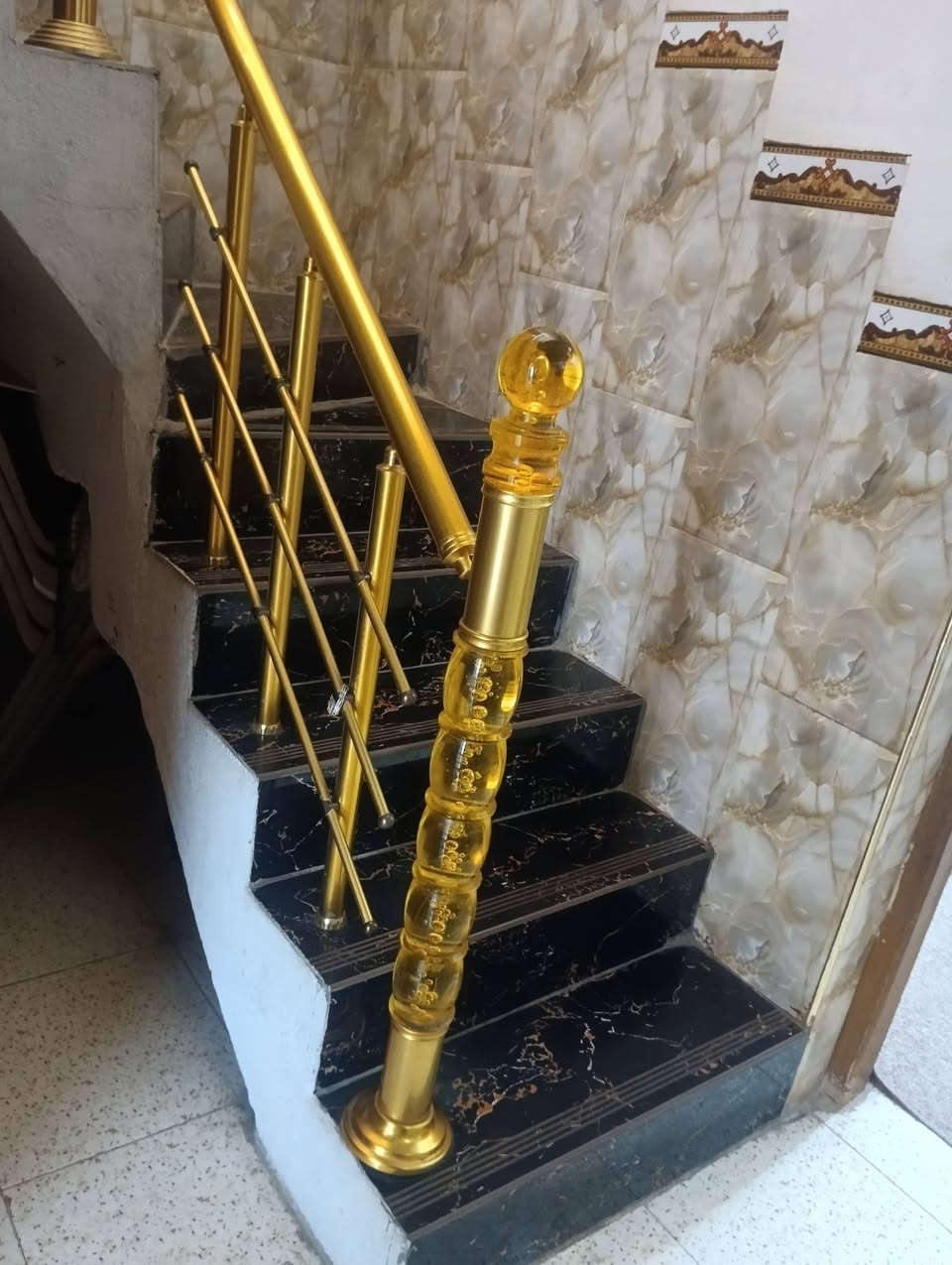 اللهم صل على محمد وآل محمد
السلام عليكم 
دار للبيع 
طابو زراعي سند 25 مشمول بالتطويب الصرف المساحه (200) بناء (100) متر و(100) حديقه واساس مضيف خارجي ركن على شارعين تبليط وخدمات كامله واجهيه(20) نزال(10) 
الطابق الارضي غرفه 3.5×5 وصاله 4×6 ومطبخ وتخاريج 
الطابق الثاني غرفتين الاولى هيكل والثانيه 4×6 
العنوان(نادر الثالثه التاجيه الزراعي شارع ابو حمد)
للاستفسار الاتصال ***********
السعر خاص
