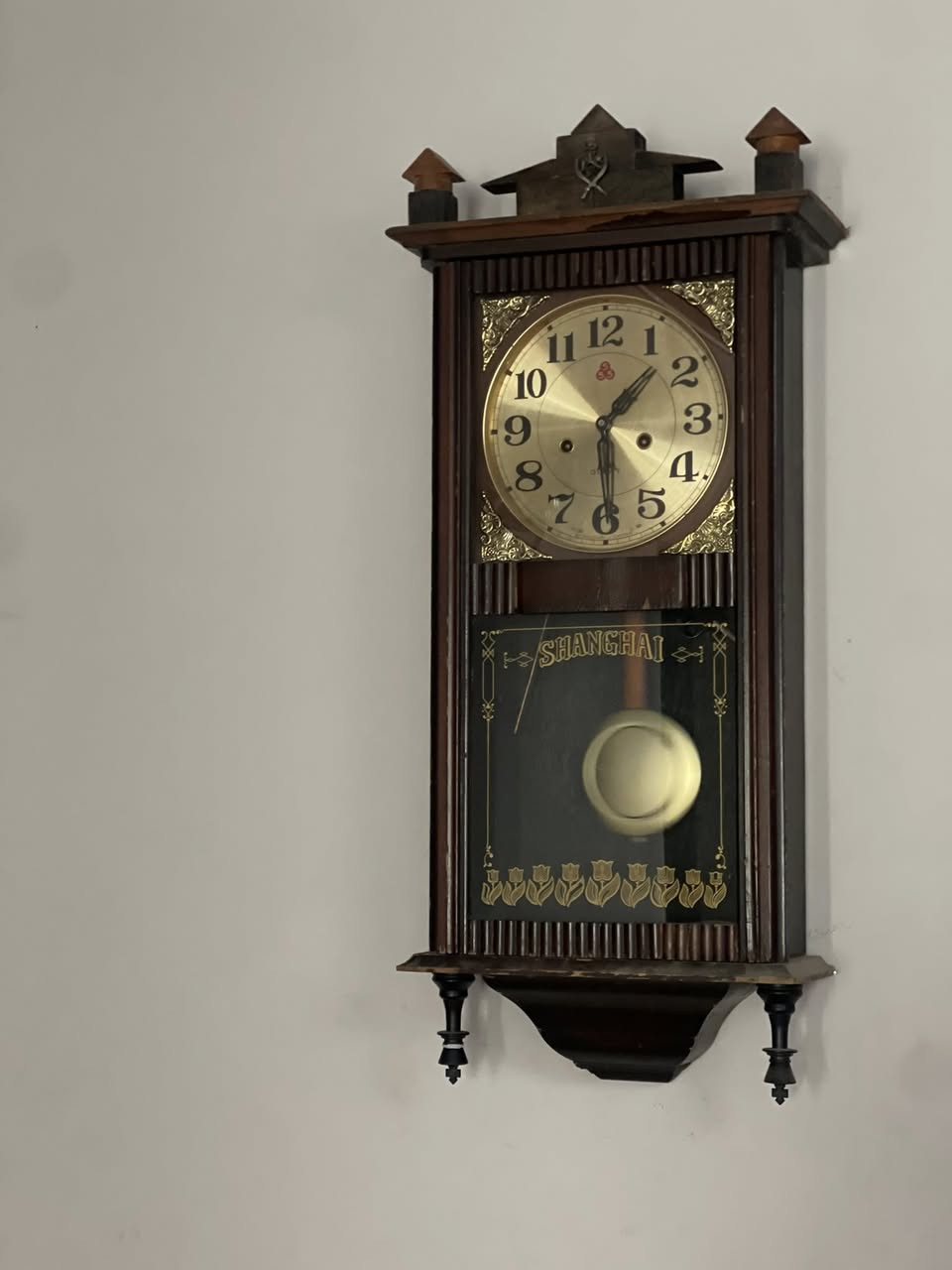 ساعة جدارية كبيرة الحجم من ماركة (555)، صناعة مدينة شنغهاي في الصين، تعود إلى حقبة الثمانينات من القرن الماضي.

تعمل الساعة بنظام (التكويك) لمدة تصل إلى 30 يومًا، وتتمتع بحالة ممتازة من حيث الأداء والمظهر، مما يجعلها قطعة مميزة لهواة المقتنيات الكلاسيكية.

للاستفسار أو الشراء يرجى التواصل عبر الماسنجر لمزيد من التفاصيل


**إذا كنت صاحب هذا الإعلان وتريد حذفه لأي سبب، رجاءا أرسل رسالة إلى الدعم الفني**