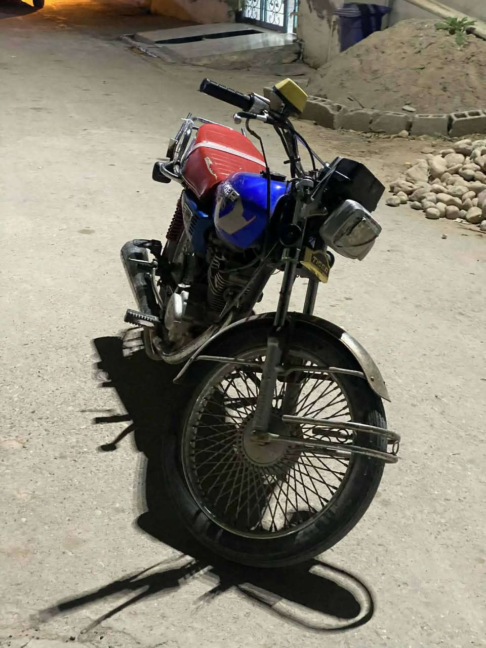 السلام عليكم اخوان دراجه تايجر 21 للبيع سعرها 325بيه ورقه كورتونيه مكاني ديالى بعقوبه جسر خرنابات الستفسار ***********
