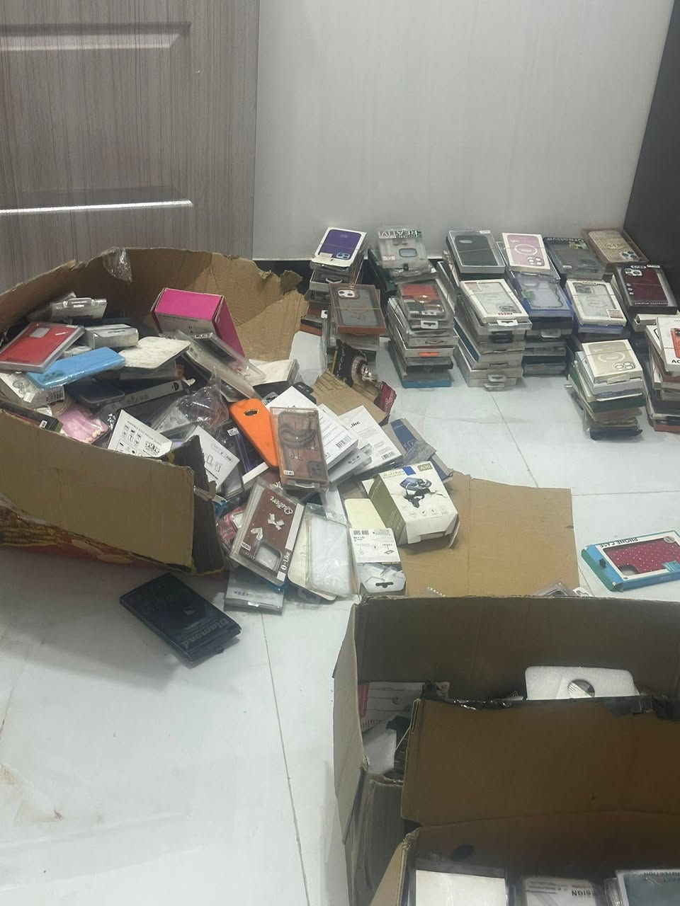 سلام عليكم عندي غراض للبيع
كفر ايفون 330 ايفون 7 لل 16 برو ماكس
شواحن 70 
لواسق 1000 قطعه تقريباً 
ستانات 14 
لاسق عدسه 53 
اصلي 17 
سماعات عادية 18 
راس حشن عادي 5 
توصيلات 4
اواكس مسجل كبير 2 
كييل hd 2 
اواكس ايفون 6 
كفر ايباد 5 
شحانة جداحه 2 
كفرات مشكل 860
للتواصل *********** 
مكاني كربلاء
