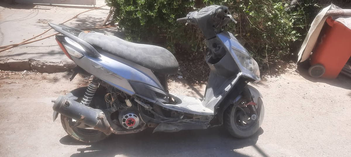 دراجه شامرها من زمان وماعرف عطلها   اعتقد كهربائيات عوزهه 150 قفلها ***********
