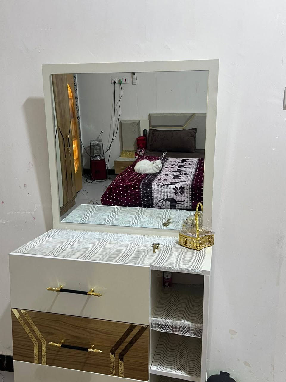 الـسلام عـليكم
غرفه للبيع نضيفه وجديده صار 4 اشهر من اخذتها تركيه 
5 قطع 
سعرها 650 وبيها مجال 
للااستفسار اكثر ***********
